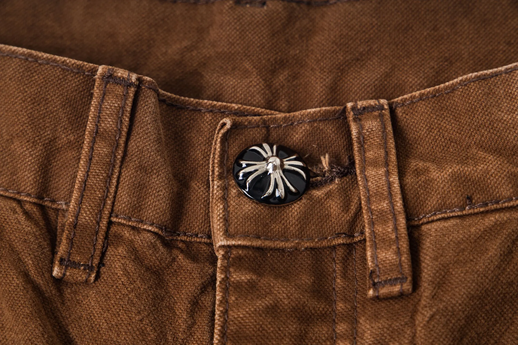 P260 Chrome Hearts new logging pants, yellow patchwork leather embroidered jeans, are a hot trend this season and are sought after by countless celebrities and fashionistas. The neat details of the cutting process add color to the playful fashion! The neat and meticulous design, and the well-fitting structure is unique. The upper body not only has outstanding recognition, but also looks younger and younger. A style with the ultimate wearing meaning and performance, gorgeous color matching, and the craftsmanship of this style is also extremely extraordinary. After the finished product is washed, it is disassembled and hand-made with sheepskin cross leather and then spliced ​​together to complete. The whole piece has too many craftsmanship to describe. It is decorated with patchwork cross flowers and high-waisted washed jeans! ! Absolutely high-end luxury product, a god-level single product, a super popular product, made by top heavy industry, a magic weapon that cannot be missed. Style number: 1848# Size: 28 30 32 34 36 Color: yellow brown